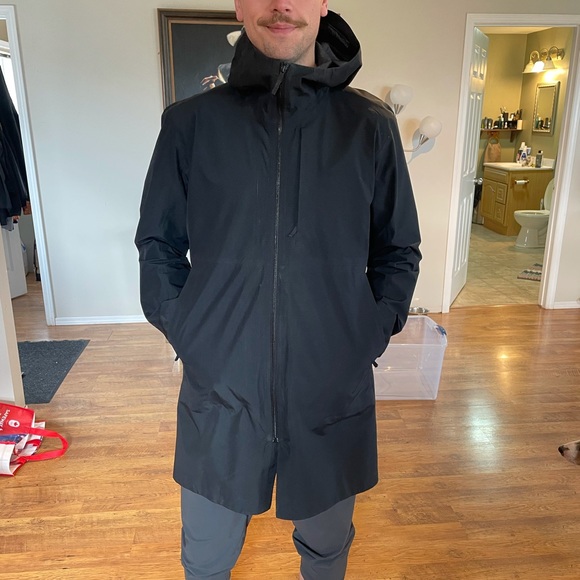 2016 *Designer* Arcteryx Men’s Fitted Rain Jacket. - Picture 3 of 3